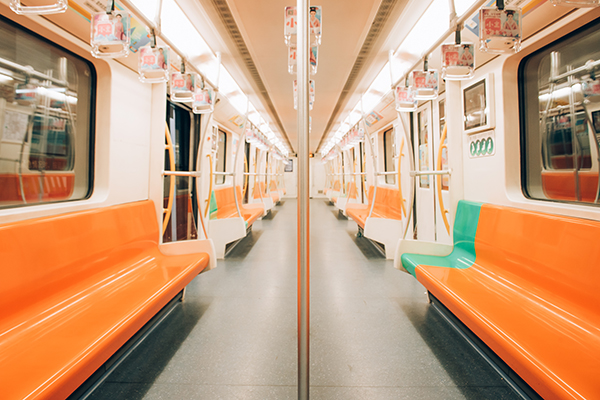1646965245576245.jpg 攝圖網_500465224_空曠地鐵車廂(企業商用).jpg